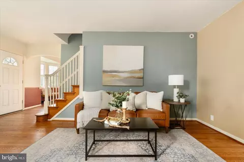 Living - 5803 Kipling Ct, Baltimore, MD 21212 photo 3 of 5