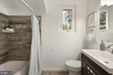 Bath - 5803 Kipling Ct, Baltimore, MD 21212 photo 2 of 5