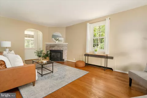 Living - 5803 Kipling Ct, Baltimore, MD 21212 photo 4 of 5