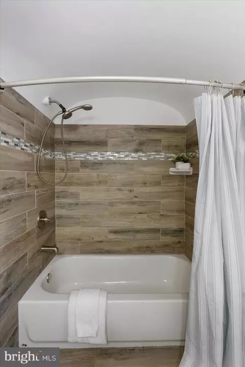 Bath - 5803 Kipling Ct, Baltimore, MD 21212 photo 3 of 5