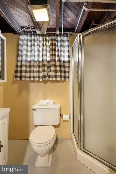 Bath - 5803 Kipling Ct, Baltimore, MD 21212 photo 4 of 5
