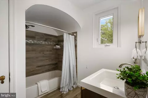 Bath - 5803 Kipling Ct, Baltimore, MD 21212 photo 1 of 5