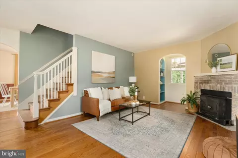 Living - 5803 Kipling Ct, Baltimore, MD 21212 photo 2 of 5