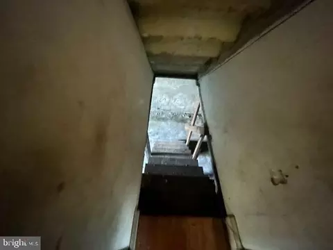 Entry Way - 2434 E Fayette St, Baltimore, MD 21224 photo 3 of 7