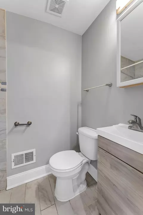 Bath - 644 Wyeth St, Baltimore, MD 21230 photo 2 of 3