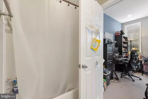 Entry Way - 318 E Lafayette Ave E, Baltimore, MD 21202 photo 6 of 8
