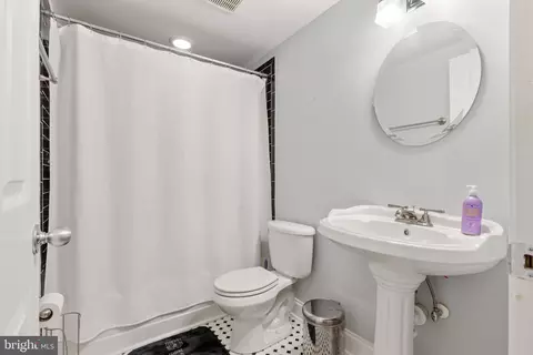 Bath - 318 E Lafayette Ave E, Baltimore, MD 21202 photo 1 of 3