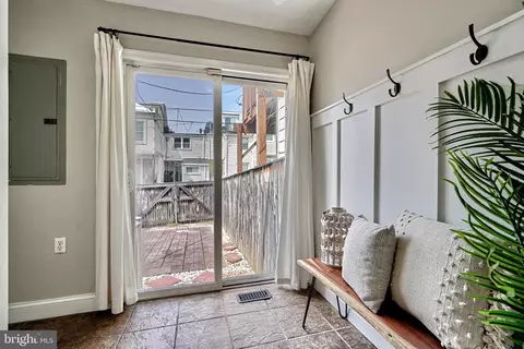 Entry Way - 940 S Clinton St, Baltimore, MD 21224 photo 4 of 5