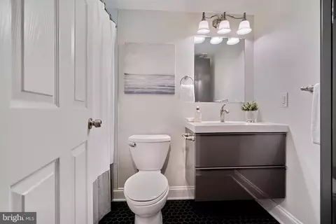 Bath - 940 S Clinton St, Baltimore, MD 21224 photo 5 of 7