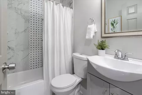 Bath - 848 Whitmore Ave, Baltimore, MD 21216 photo 3 of 4