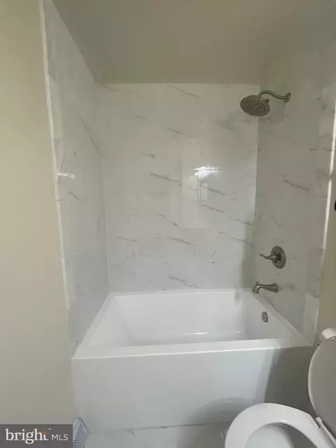 Bath - 1720 Harlem Ave, Baltimore, MD 21217 photo 7 of 8
