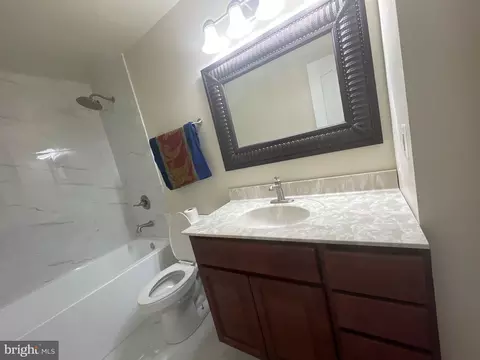 Bath - 1720 Harlem Ave, Baltimore, MD 21217 photo 5 of 8