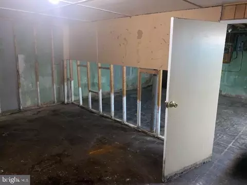 Entry Way - 1212 E Belvedere Ave, Baltimore, MD 21239 photo 2 of 7