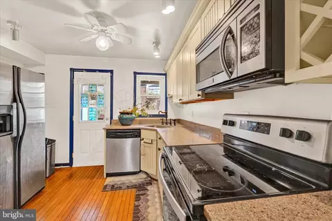 Kitchen - 17 12 S Castle St, Baltimore, MD 21231 photo 1 of 2