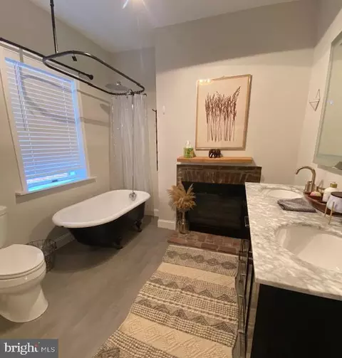 Bath - 611 S Wolfe St S, Baltimore, MD 21231 photo 2 of 6