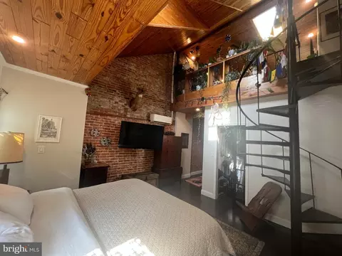 Bedroom - 611 S Wolfe St S, Baltimore, MD 21231 photo 2 of 6