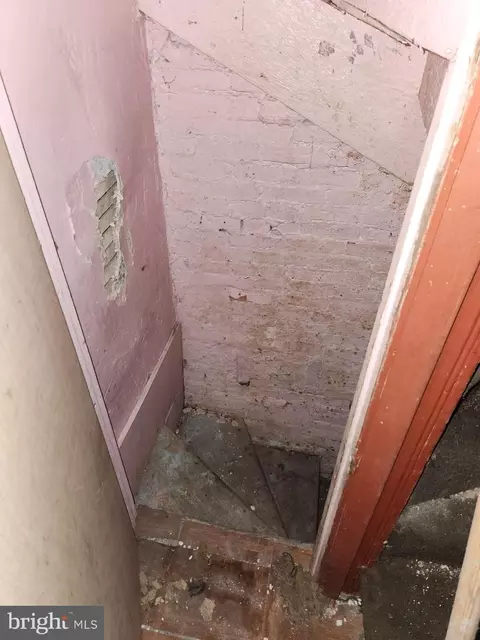 Entry Way - 1727 Mcculloh St, Baltimore, MD 21217 photo 5 of 8