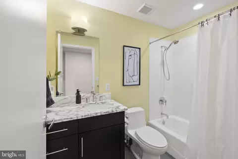 Bath - 1200 Steuart St #1912, Baltimore, MD 21230 photo 2 of 7