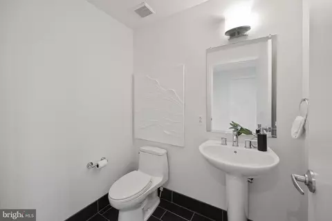 Bath - 1200 Steuart St #1912, Baltimore, MD 21230 photo 1 of 7