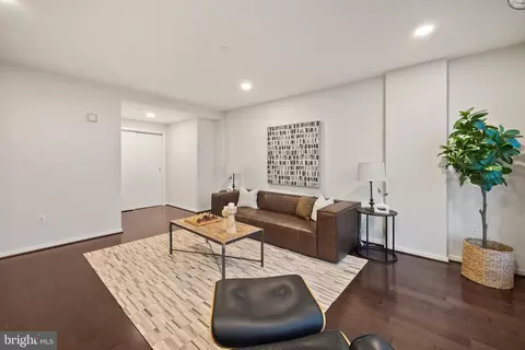 Living - 1200 Steuart St #1912, Baltimore, MD 21230 photo 6 of 8