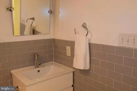 Bath - 2212 Boyer St, Baltimore, MD 21231 photo 3 of 4