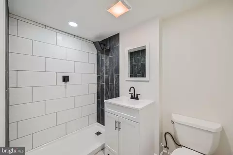 Bath - 3020 Brendan Ave, Baltimore, MD 21213 photo 2 of 3