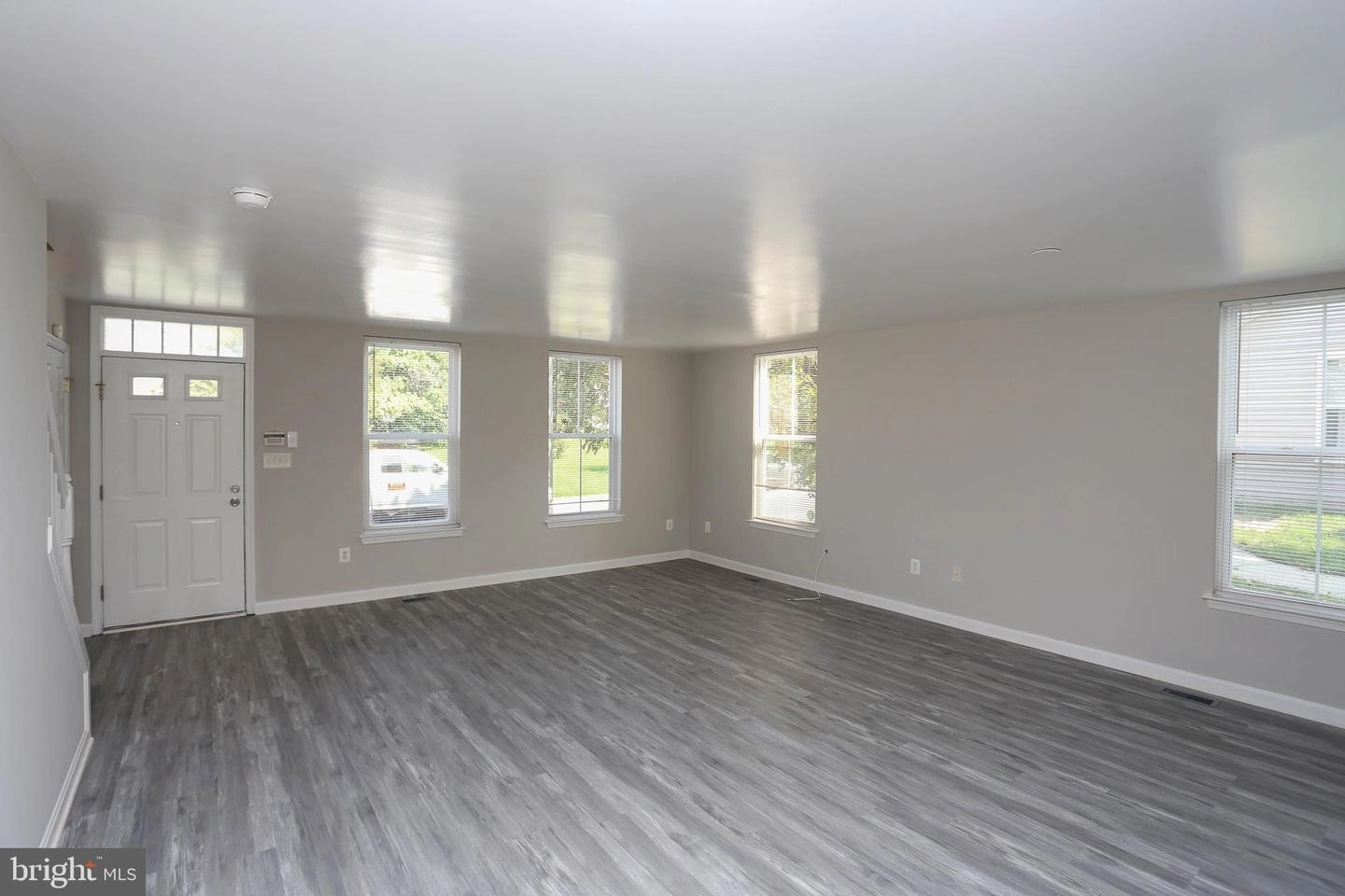Living - 643 W Hoffman St, Baltimore, MD 21201 photo 3 of 4