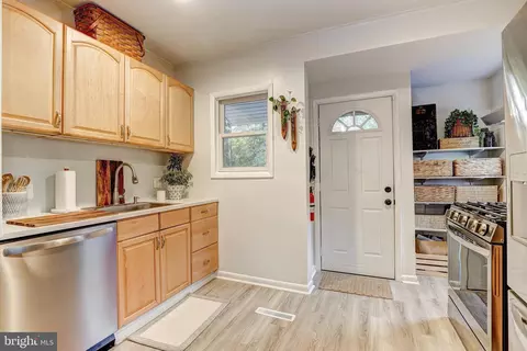 Entry Way - 2703 Grindon Ave, Baltimore, MD 21214 photo 3 of 4