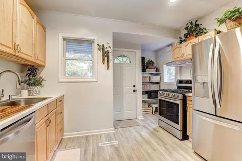 Entry Way - 2703 Grindon Ave, Baltimore, MD 21214 photo 2 of 4