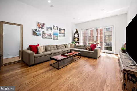 Living - 1741 Aliceanna St, Baltimore, MD 21231 photo 2 of 4