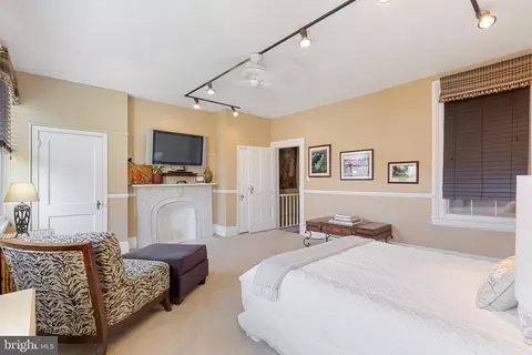 Bedroom - 229 W Lanvale St W, Baltimore, MD 21217 photo 4 of 12