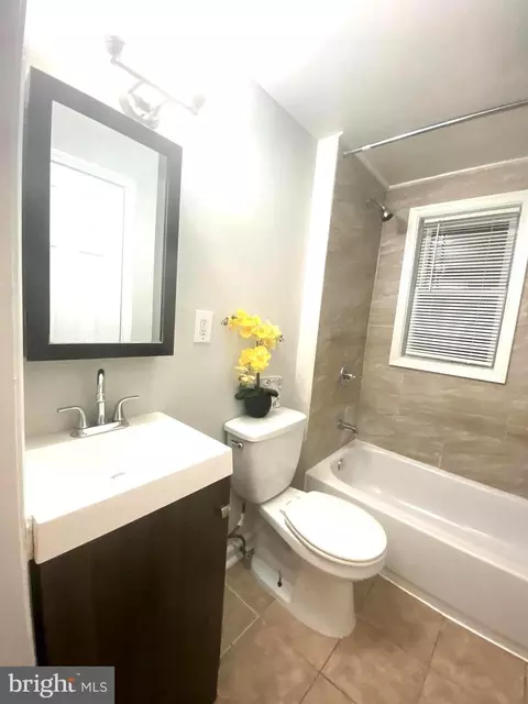 Bath - 4104 Dudley Ave, Baltimore, MD 21213 photo 2 of 5