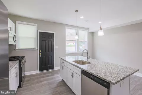 Entry Way - 2506 W Cold Spring Ln, Baltimore, MD 21215 photo 4 of 9
