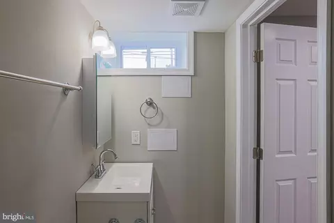 Bath - 2506 W Cold Spring Ln, Baltimore, MD 21215 photo 2 of 3