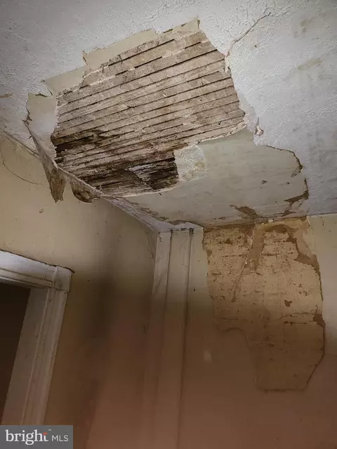 Entry Way - 2354 Sidney Ave, Baltimore, MD 21230 photo 4 of 8
