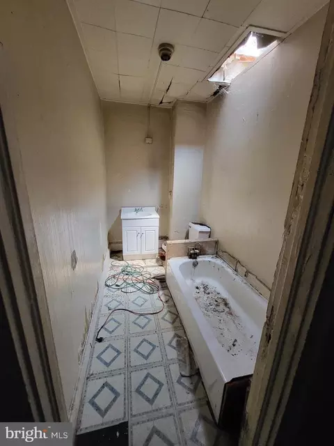 Bath - 2354 Sidney Ave, Baltimore, MD 21230 photo 1 of 1