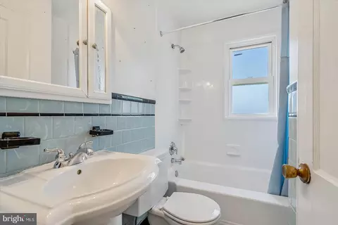 Bath - 4543 Shamrock Ave, Baltimore, MD 21206 photo 3 of 4