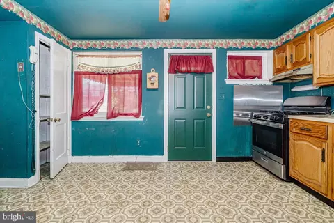 Entry Way - 4543 Shamrock Ave, Baltimore, MD 21206 photo 2 of 4