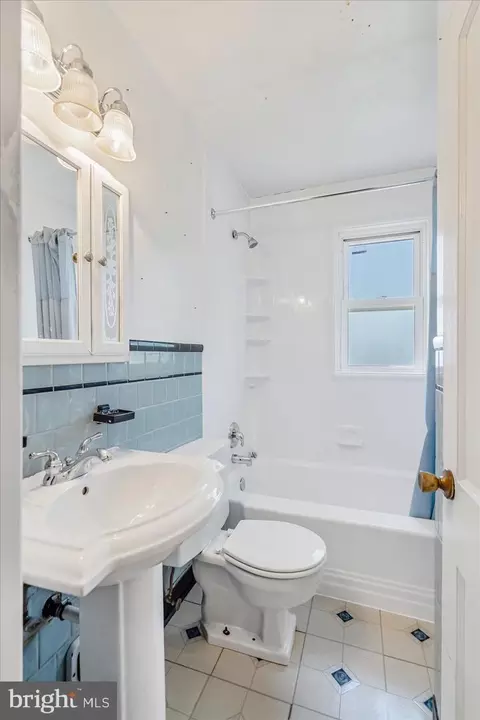 Bath - 4543 Shamrock Ave, Baltimore, MD 21206 photo 2 of 4