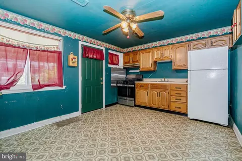 Entry Way - 4543 Shamrock Ave, Baltimore, MD 21206 photo 1 of 4