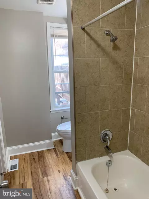 Bath - 1004 W Cross St, Baltimore, MD 21230 photo 3 of 3