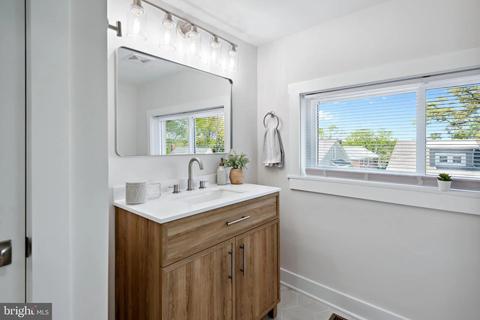 Bath - 4807 Pilgrim Rd, Baltimore, MD 21214 photo 3 of 7
