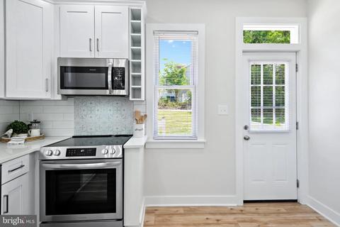 Entry Way - 4807 Pilgrim Rd, Baltimore, MD 21214 photo 3 of 10