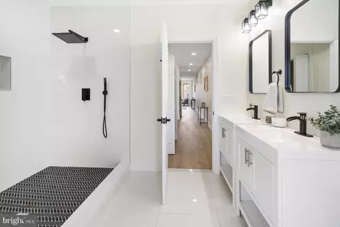 Bath - 2330 Madison Ave, Baltimore, MD 21217 photo 3 of 9