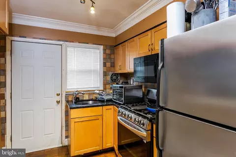 Entry Way - 4914 Hamilton Ave, Baltimore, MD 21206 photo 2 of 2
