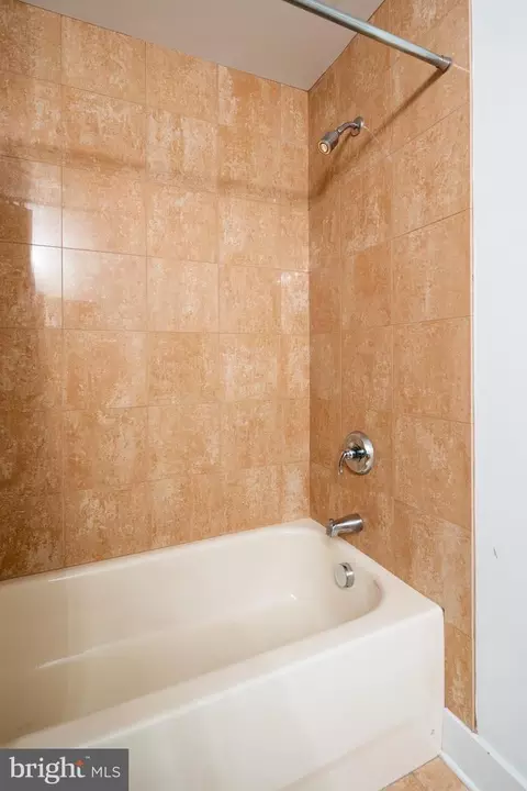 Bath - 2772 Lighthouse Pt E #408, Baltimore, MD 21224 photo 6 of 6