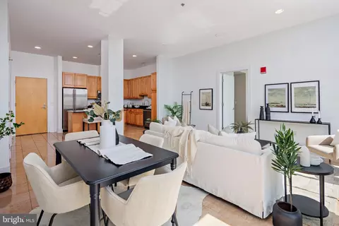 Dining - 2772 Lighthouse Pt E #408, Baltimore, MD 21224 photo 2 of 3
