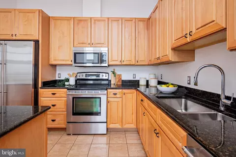Kitchen - 2772 Lighthouse Pt E #408, Baltimore, MD 21224 photo 6 of 6