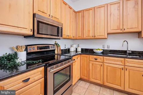 Kitchen - 2772 Lighthouse Pt E #408, Baltimore, MD 21224 photo 5 of 6