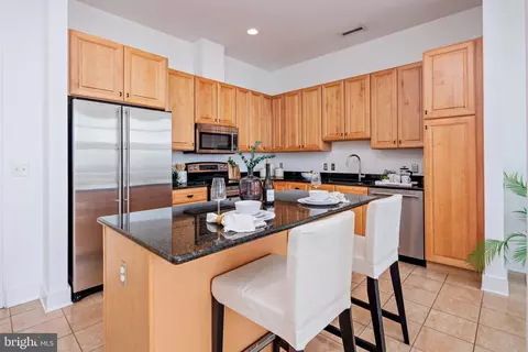 Kitchen - 2772 Lighthouse Pt E #408, Baltimore, MD 21224 photo 4 of 6